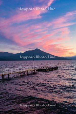 夕焼けの支笏湖と桟橋