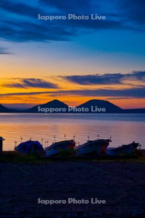 夜明けの支笏湖とボート
