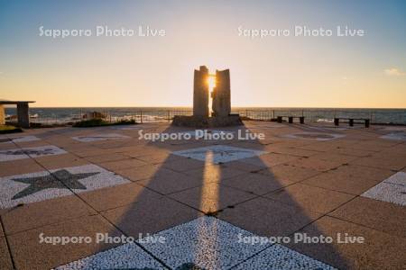 黄金岬波濤の門と夕日