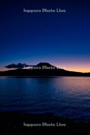 阿寒湖と雄阿寒岳の夜明け