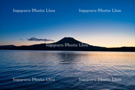 阿寒湖と雄阿寒岳の夜明け