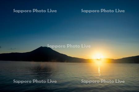 阿寒湖と雄阿寒岳の日の出