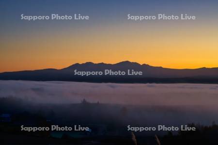 朝焼けと大雪山系