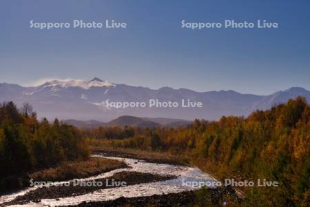 美瑛川と十勝岳連峰