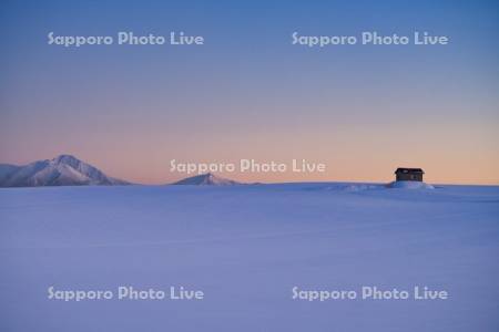 赤い屋根の小屋の夕景