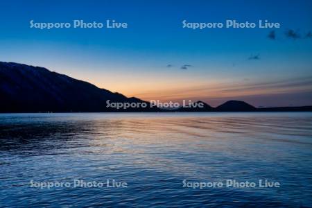 夜明けの支笏湖