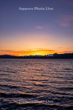 夕景の支笏湖