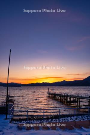 夕焼けの支笏湖と桟橋