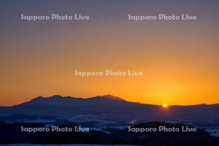 大雪山の山並みと日の出