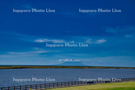 天塩川河川公園より利尻島