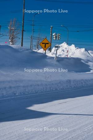雪に埋もれたバス停