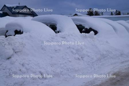 駐車場前に除雪された雪