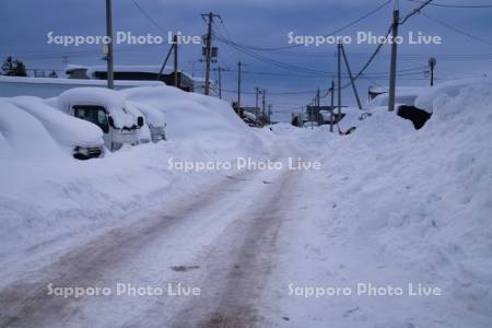 雪で狭くなった道路