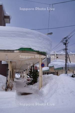 大雪の商店街