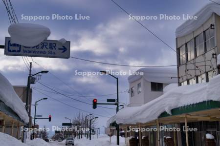 雪で見えない標識