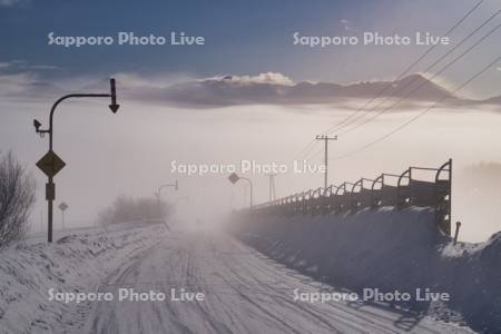 雪道と防雪柵