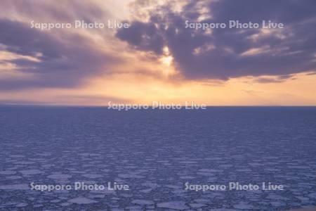 流氷と夕陽