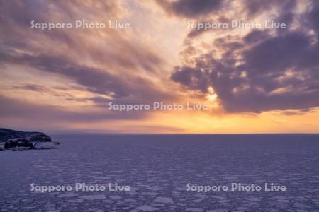 流氷と夕陽