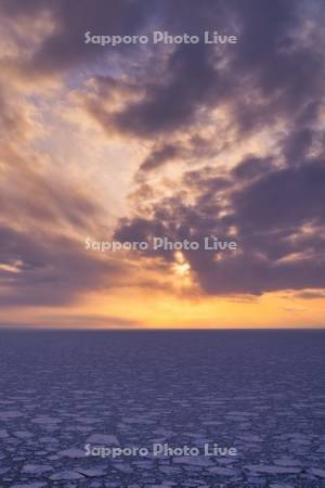 ウトロの流氷と夕陽