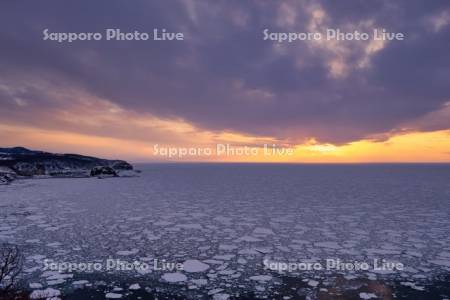 流氷と夕陽