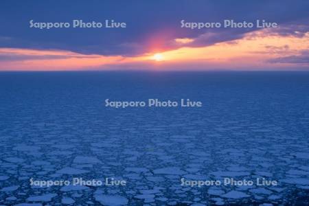 ウトロの流氷と夕陽