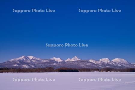 雪原と山並み