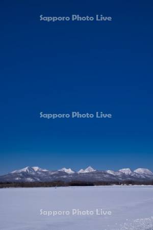 雪原と山並み
