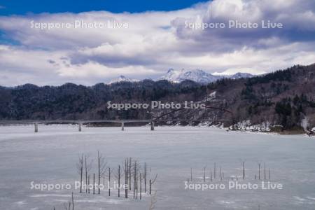 シューパロ湖と白銀橋