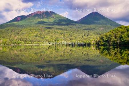 オンネトーと雌阿寒岳と阿寒富士