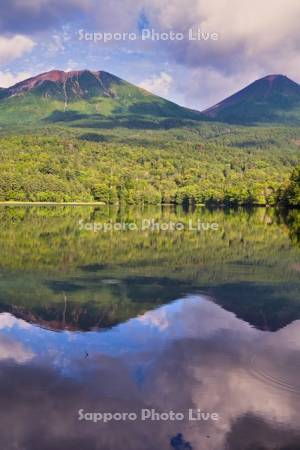 オンネトーと雌阿寒岳と阿寒富士