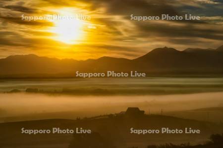 朝霧と十勝岳連峰