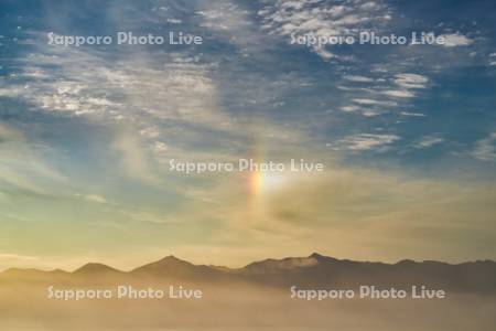 縦の虹と十勝岳連峰