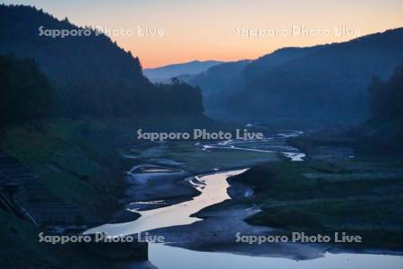 日新ダムの夜明け