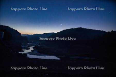日新ダムの星空と夜明け