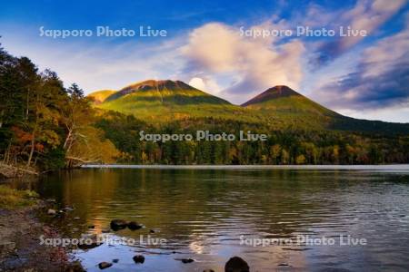 オンネトーと雌阿寒岳と阿寒富士