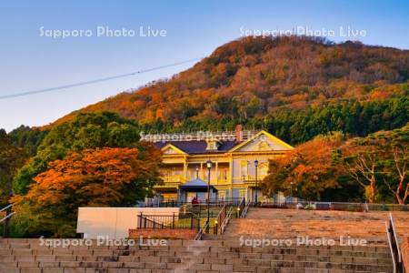旧函館区公会堂と函館山