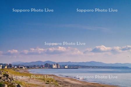 大森浜より湯の川温泉街