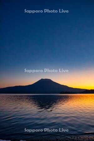 阿寒湖の朝焼け