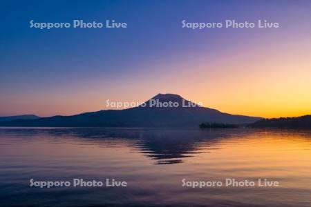 阿寒湖の朝焼け