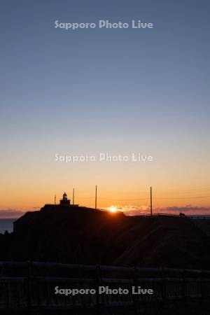 霧多布岬と湯沸岬灯台の日の出