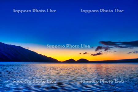 支笏湖の朝焼け