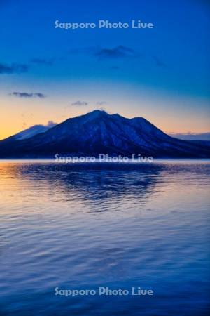 支笏湖と風不死岳の朝焼け