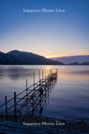 支笏湖の朝焼け