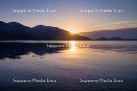 支笏湖の日の出