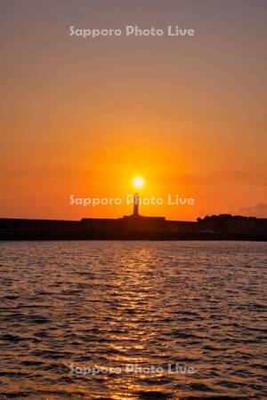 厚田港西防波堤灯台と夕日