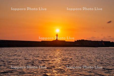 厚田港西防波堤灯台と夕日
