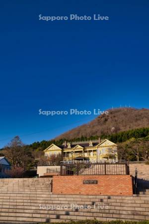 元町公園　旧函館区公会堂と函館山