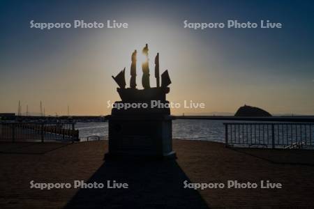 プロビデンス号室蘭港来港200年記念碑の夕景