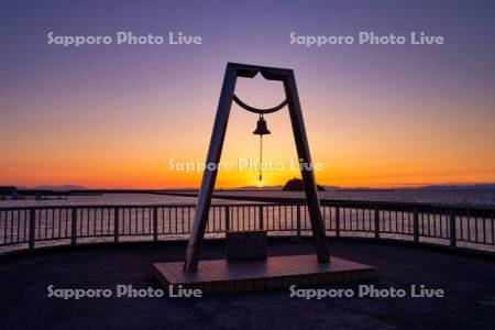 絵鞆海浜公園幸福の鐘と夕日
