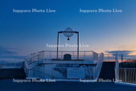 夜明けの地球岬展望台と幸福の鐘